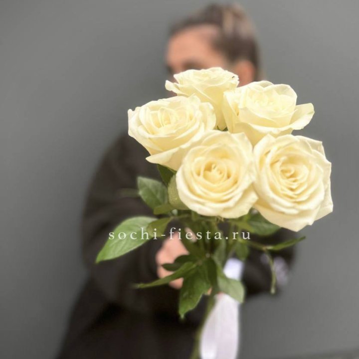 Букет 5 белых роз  в Хосте и Кудепсте