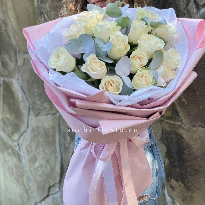 Белые розы в авторском оформлении с доставкой в Хосте и Кудепсте