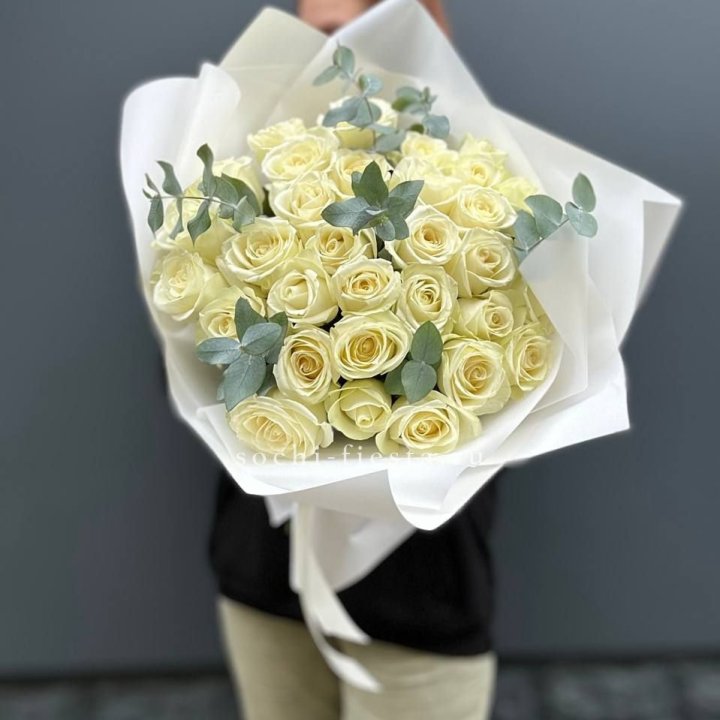 31 белая роза с эвкалиптом в Хосте и Кудепсте