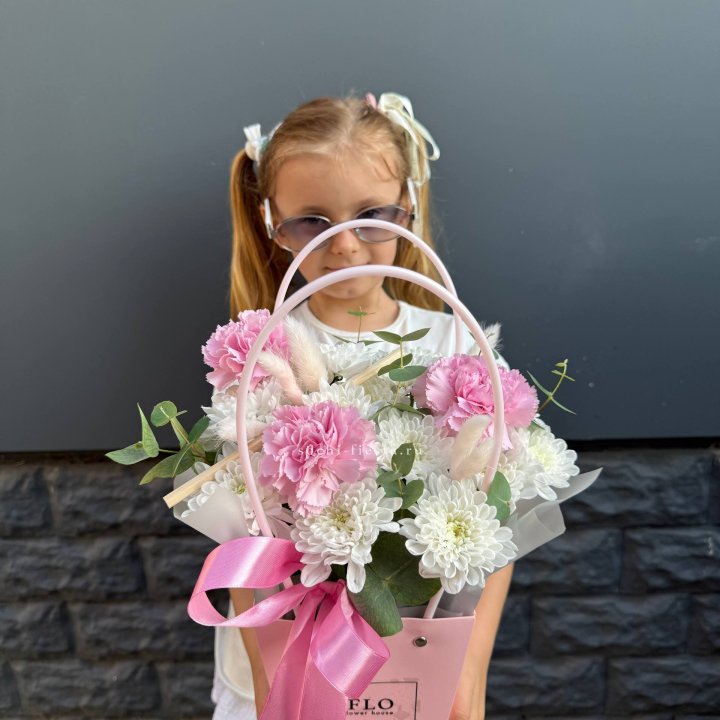 Сумочка из стойких хризантем и диантуса в Хосте и Кудепсте