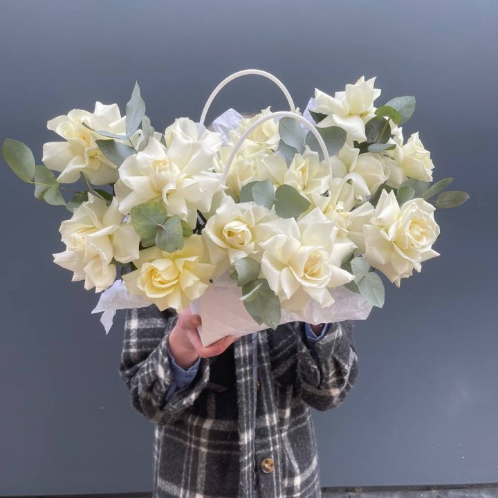 15 белых роз в сумочке в Хосте и Кудепсте