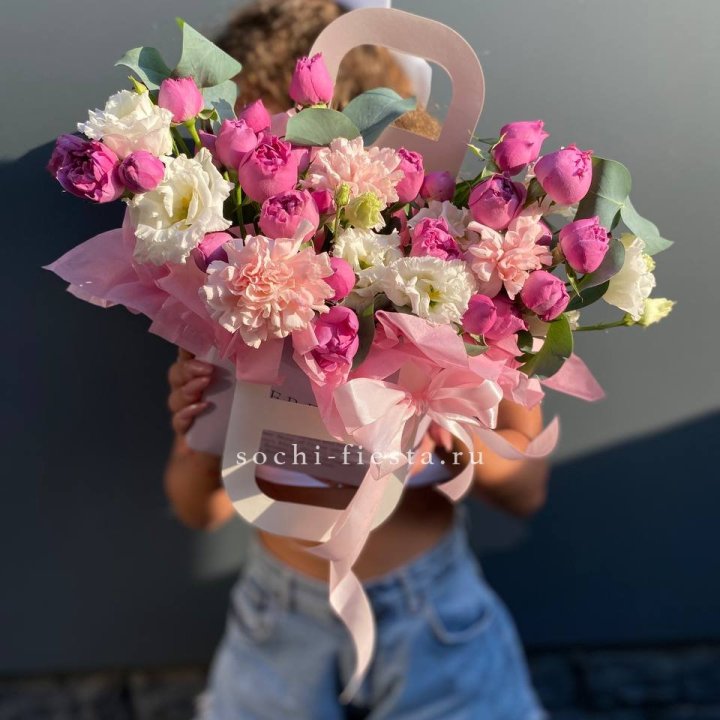 Сумочка с кустовой розой и диантусами в Хосте и Кудепсте