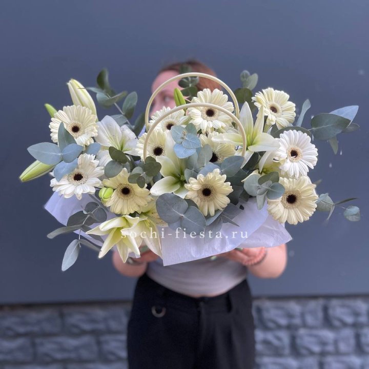 Сумочка лилии и герберы в Хосте и Кудепсте