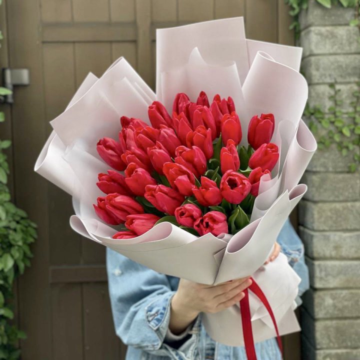 35 красных тюльпанов в Хосте и Кудепсте