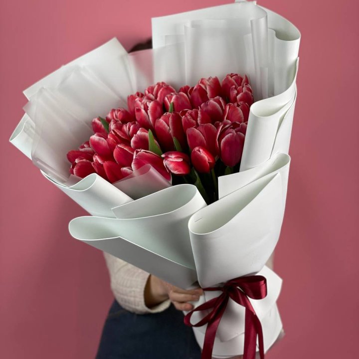 Букет красных тюльпанов в Хосте и Кудепсте